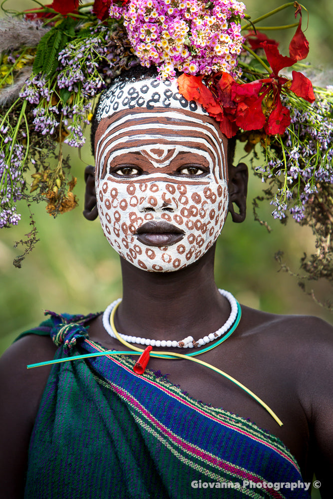 AMARA - Beautiful young Suri girl, red and pink flowers