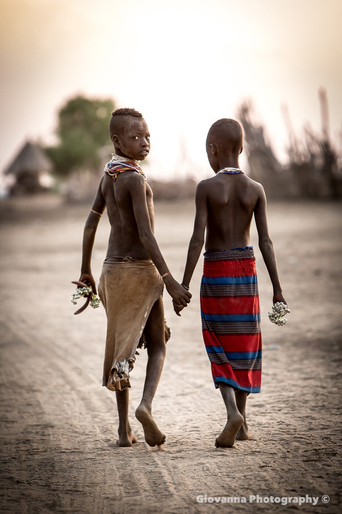 BEST FRIENDS - Kara girls holding hands